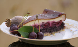 Mohn Käsekuchen mit Kirschen