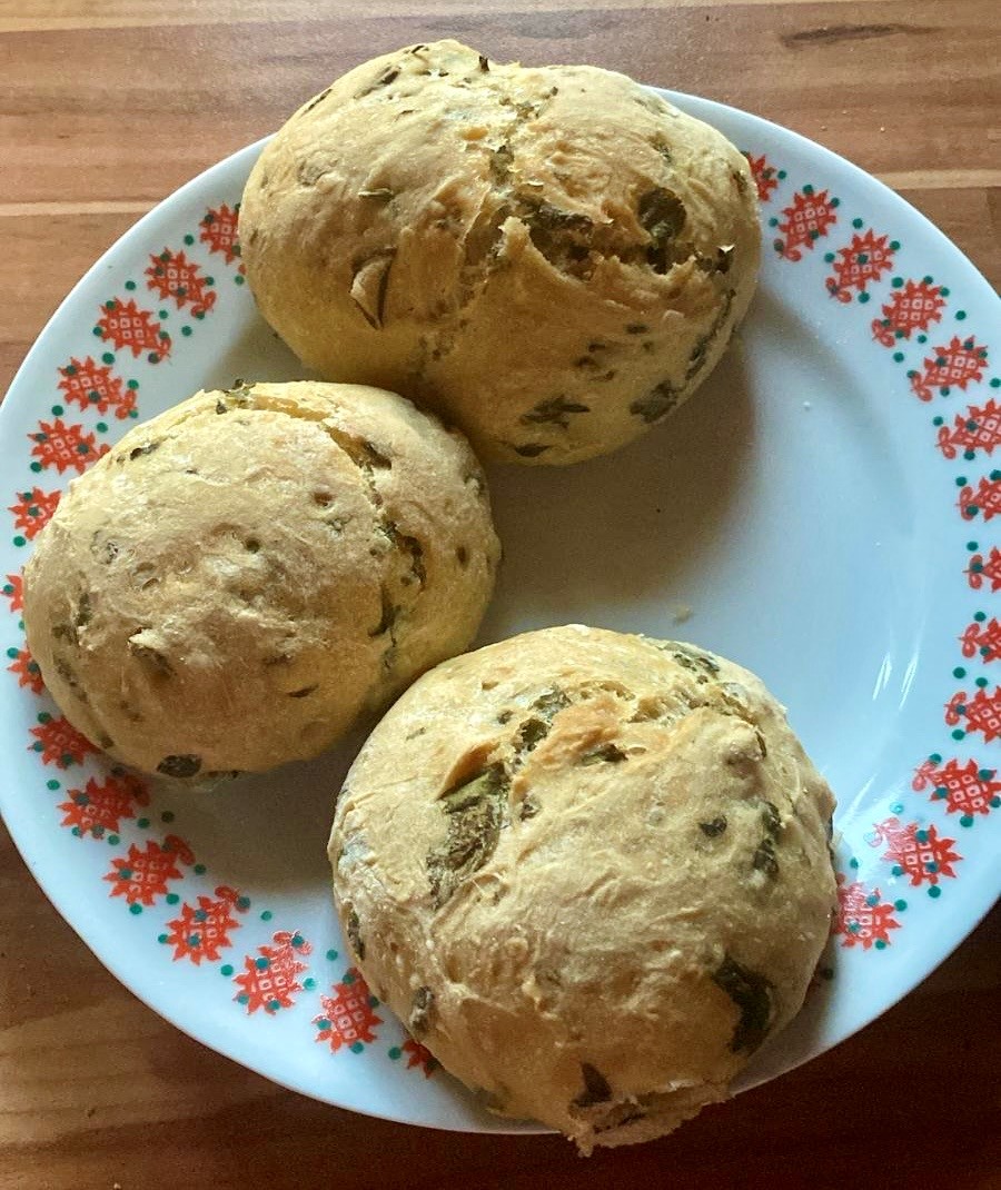 Rezept des Monats: Kräuterbrötchen mit regionalen Wildkräutern ...